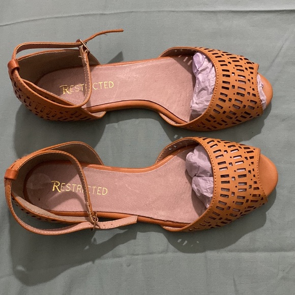 Restricted flat leather sandals in good condition - Picture 2 of 6